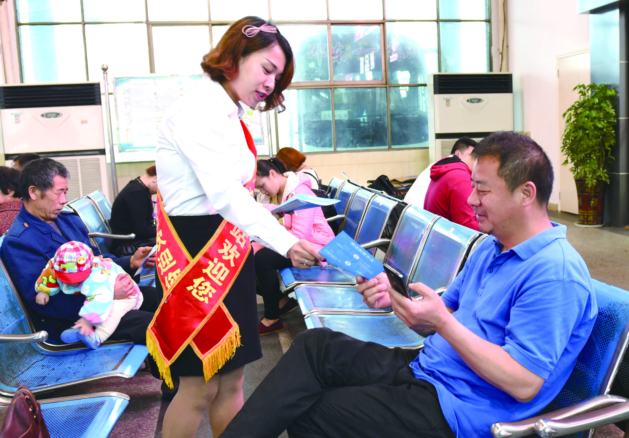 4月21日，邵東汽車西站工作人員在向旅客推介互聯(lián)網(wǎng)+站+車+客平臺的推廣應(yīng)用與購票實名制宣傳。
