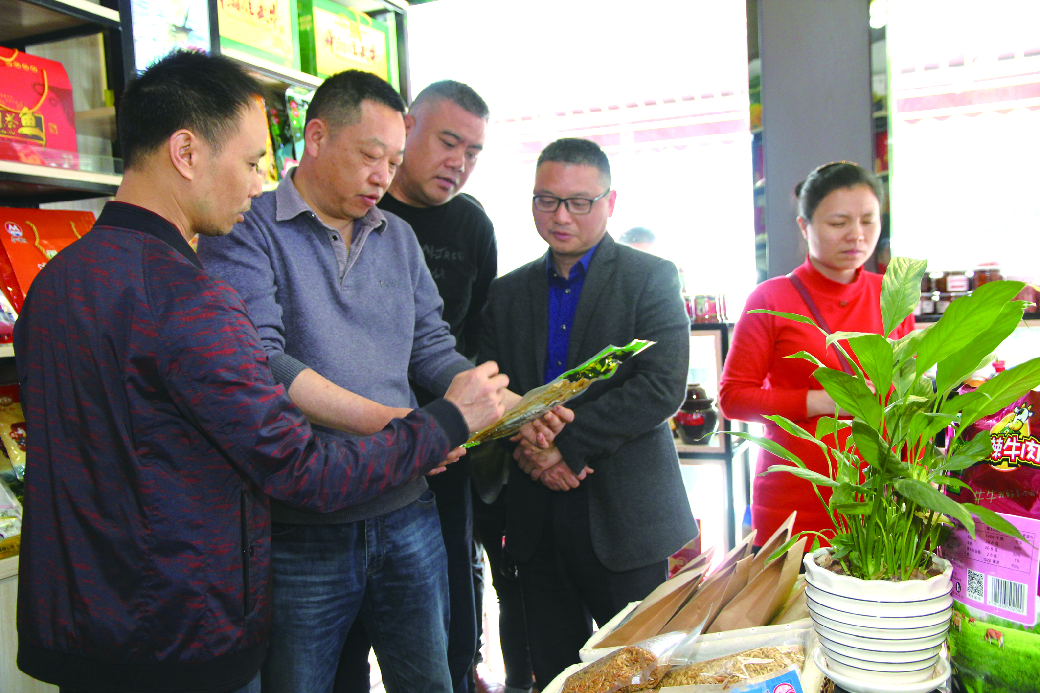 集團公司董事、副總經(jīng)理何偉紅帶領骨干學員在郴汽集團考察“郴味特產”