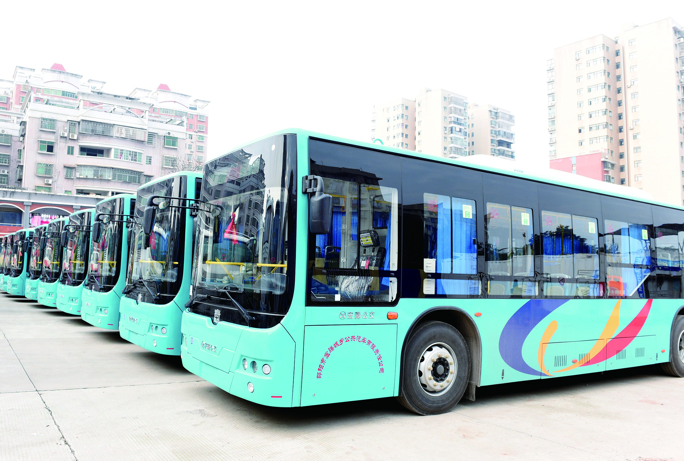 2月26日，筆者在宏騰城鄉(xiāng)公共汽車公司偌大的停車坪見到，其30輛公交車輛成一字型排列整裝待發(fā)。